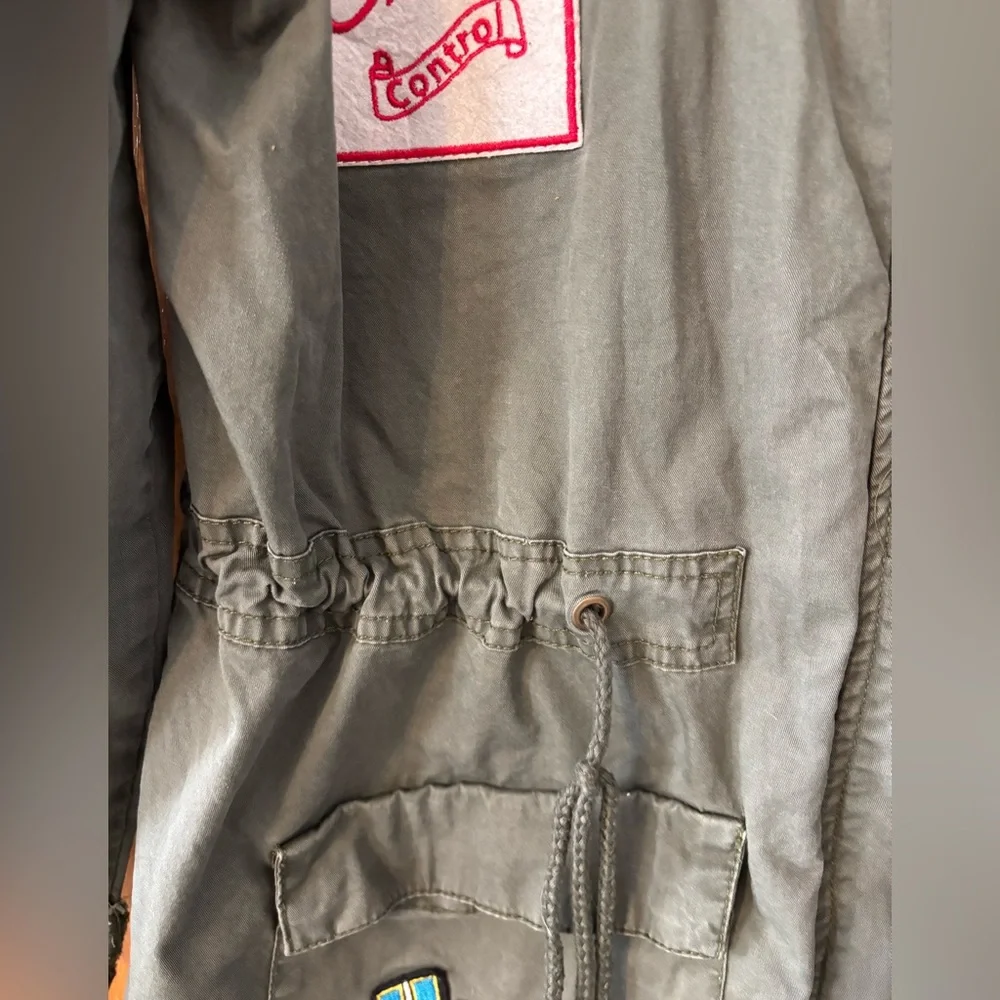 CHARLOTTE RUSSE women's army green jacket‎ Full zip w/snaps Large Raw Hem